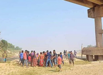 নেত্রকোনায় ব্রিজ থেকে লাফিয়ে গৃহবধূর আত্মহত্যাচেষ্টা